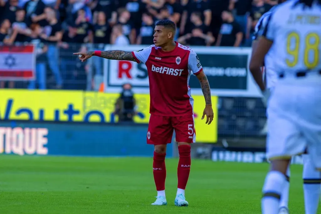 Ayrton Costa, vista la camiseta de Royal Antwerp de Bélgica. (Twitter)