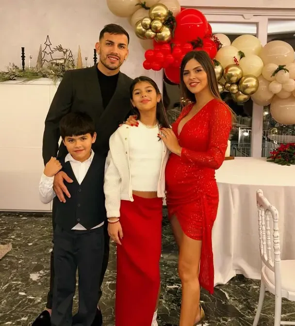Leandro Paredes junto a su familia. (Instagram)