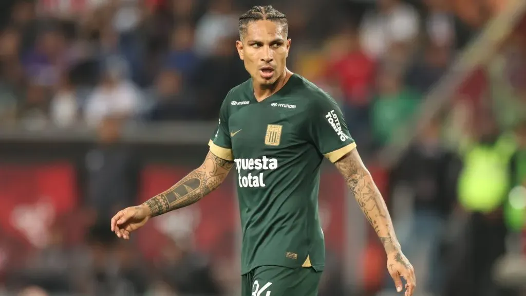 Paolo Guerrero se lesionó y se perdería un hipotético cruce ante Boca. (IMAGO)