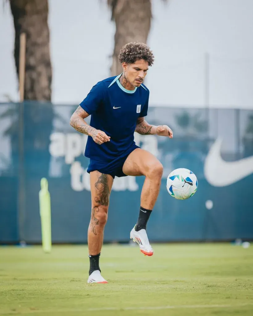 El delantero peruano se recupera de su lesión y podría estar ante Boca el martes. (Alianza Lima Oficial)