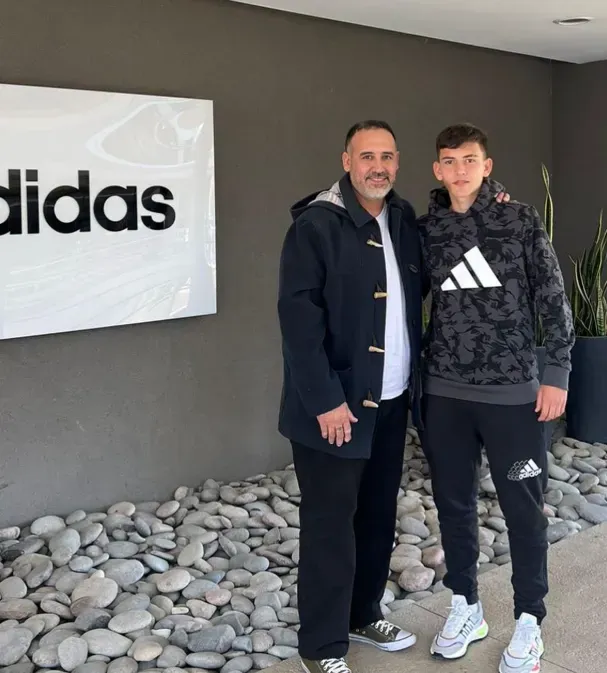 Camilo Rey Domenech junto a su padre. (Instagram)