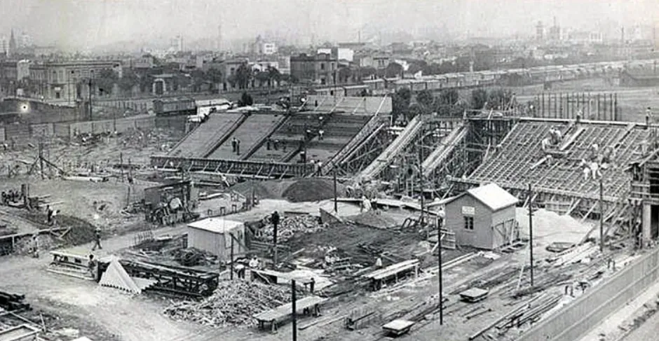 La construcción de la primera bandeja de La Bombonera, sobre la calle Aristóbulo del Valle. (Historia de Boca)