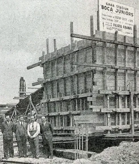 El arquitecto Sulcic, el representante alemán del GEOPE, el ingeniero Delpini y el geómetra Bes, junto a una de las bases de hormigón armado de La Bombonera. (Historia de Boca)