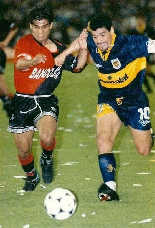 Hugo Ibarra y Diego Maradona en un Boca vs. Colón en 1995