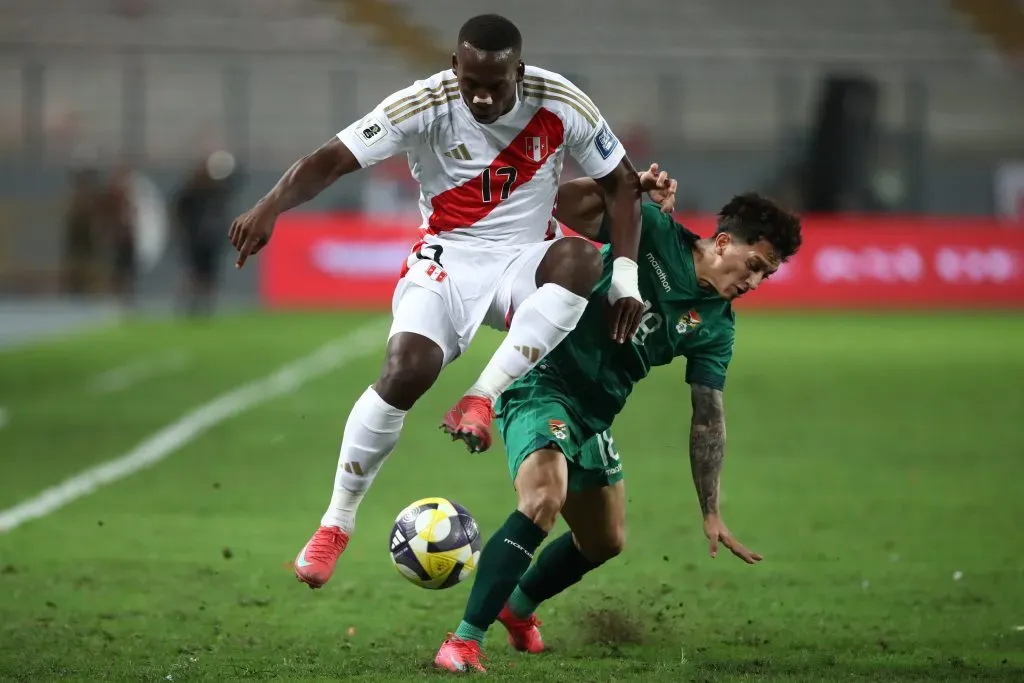 Luis Advíncula en el duelo entre Perú y Bolivia. (Getty)
