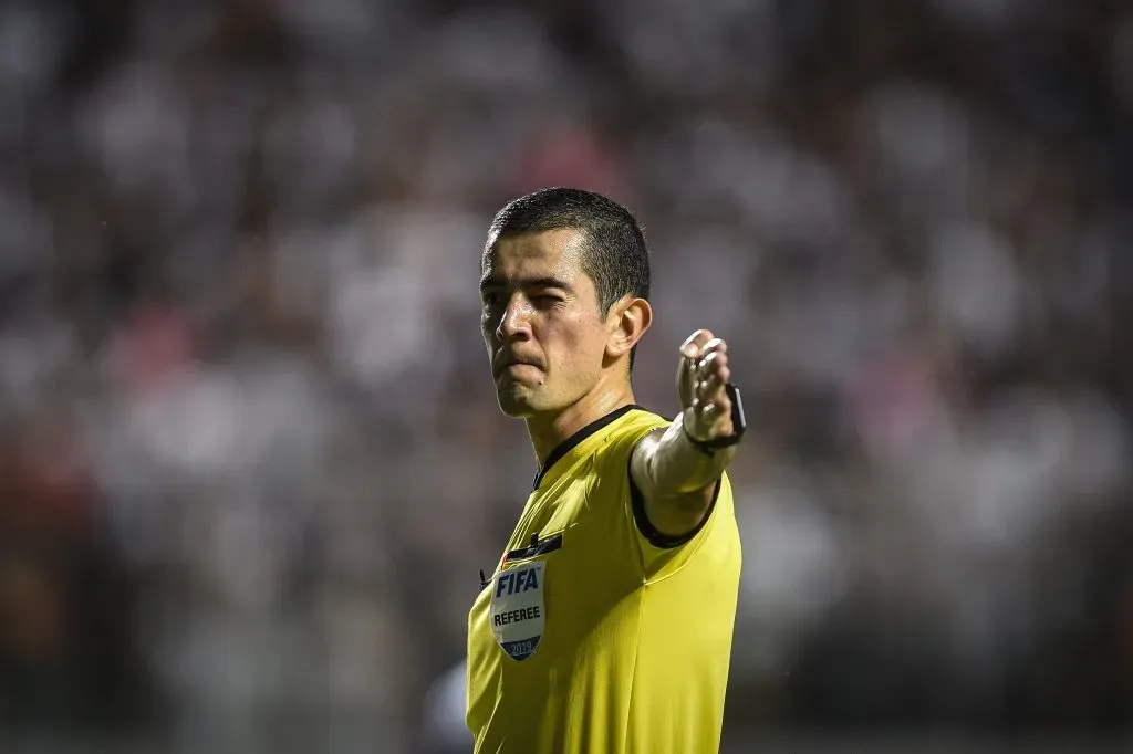Andrés Rojas, el referí que no le trae buenos recuerdos a Boca. (Getty)