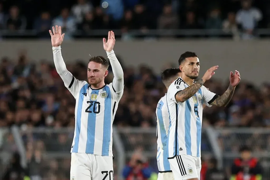 Alexis Mac Allister y Leandro Paredes en la Selección Argentina (Getty Images)