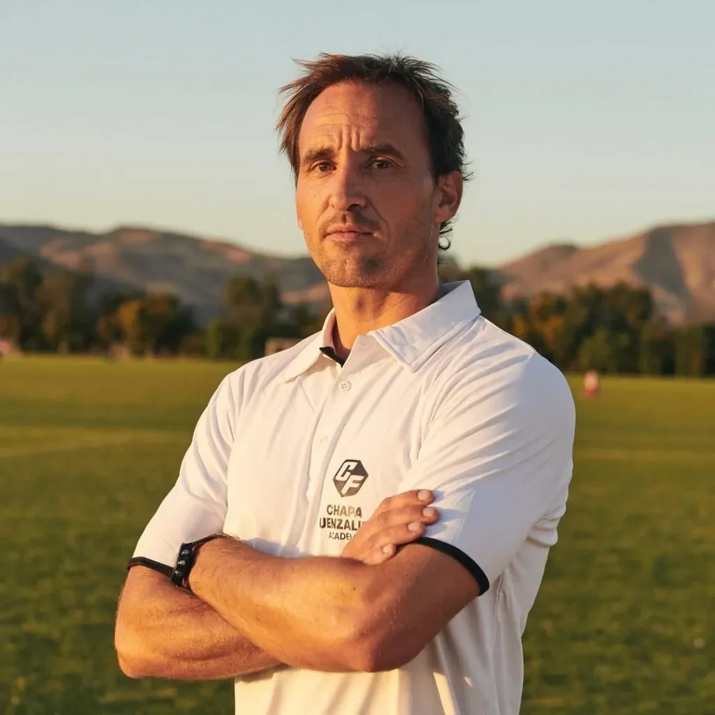 José Fuenzalida dirige una academia de fútbol para chicos. (Instagram)