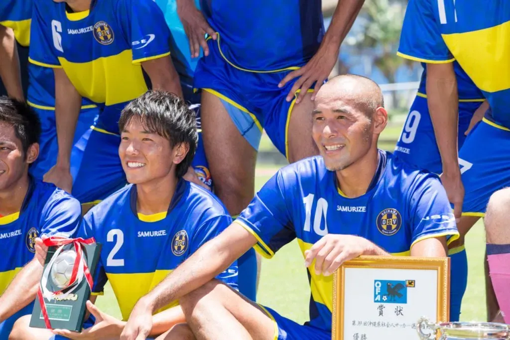 Naohiro Takahara, fundador de Okinawa FC, con la camiseta inspirada en Boca