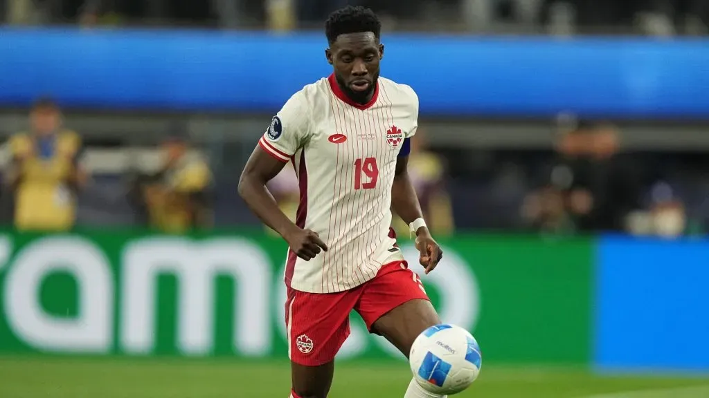 Davies se lesionó jugando para Canadá. (Getty)