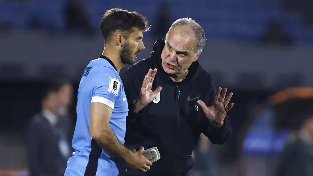 Marcelo Bielsa con Saracchi en la Selección de Uruguay