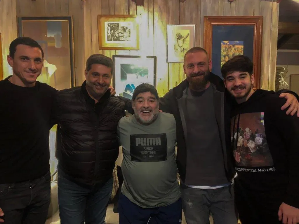 Nicolás Burdisso con a Diego Maradona, Daniel Angelici y Daniele De Rossi en 2019