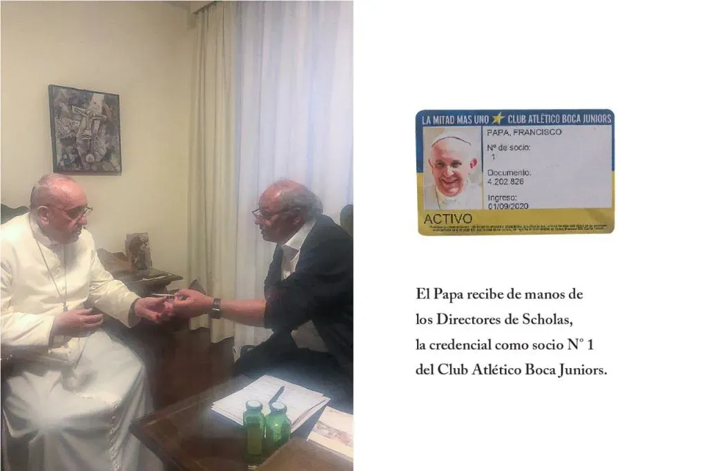 El Papa Francisco recibió su carnet de socio de Boca en 2020.