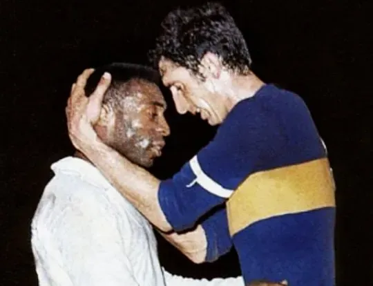 Rattín y Pelé en la final de la Copa Libertadores de 1963 (Archivo)