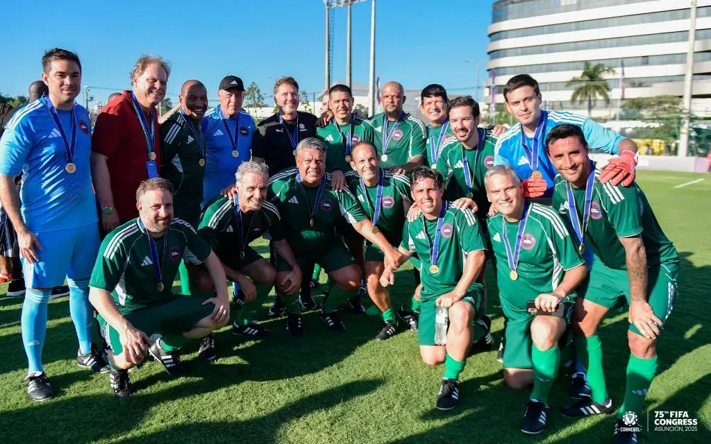 Riquelme junto a Ruggeri en el ‘Torneo de Leyendas’. (CONMEBOL)