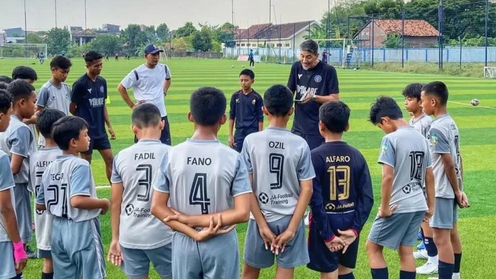 Julio Alcorsé dirige categorías infantiles en Indonesia. (Instagram)
