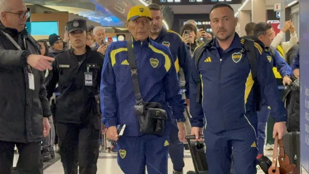 Russo y la delegación de Boca, con los dos nuevos modelos de campera.