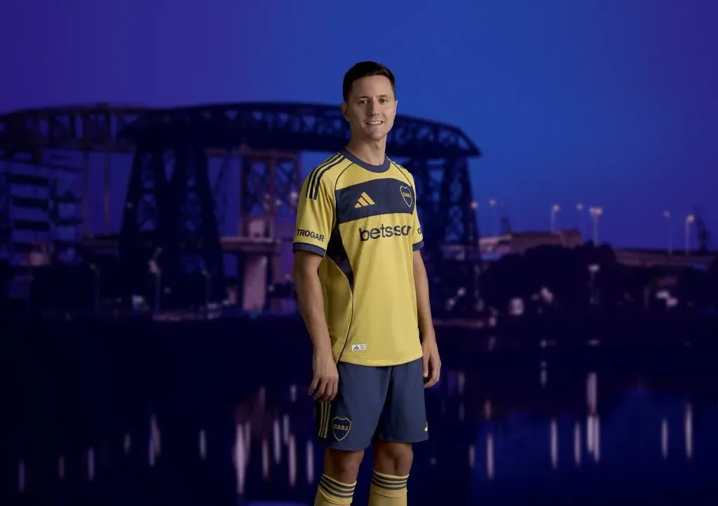 Herrera y la indumentaria suplente de Boca.