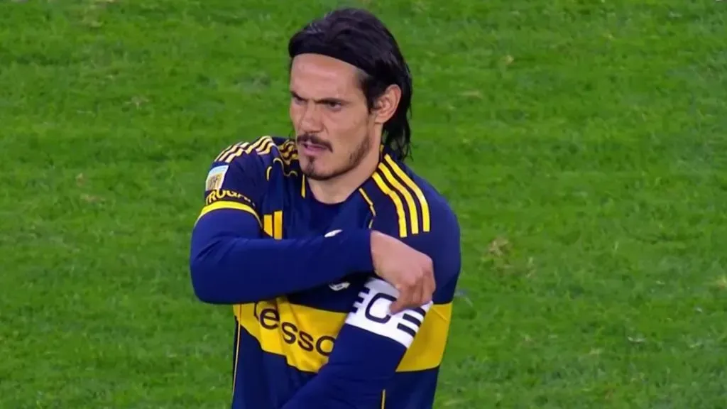 Cavani ingresó y llevó la cinta de capitán en Boca. (Captura)