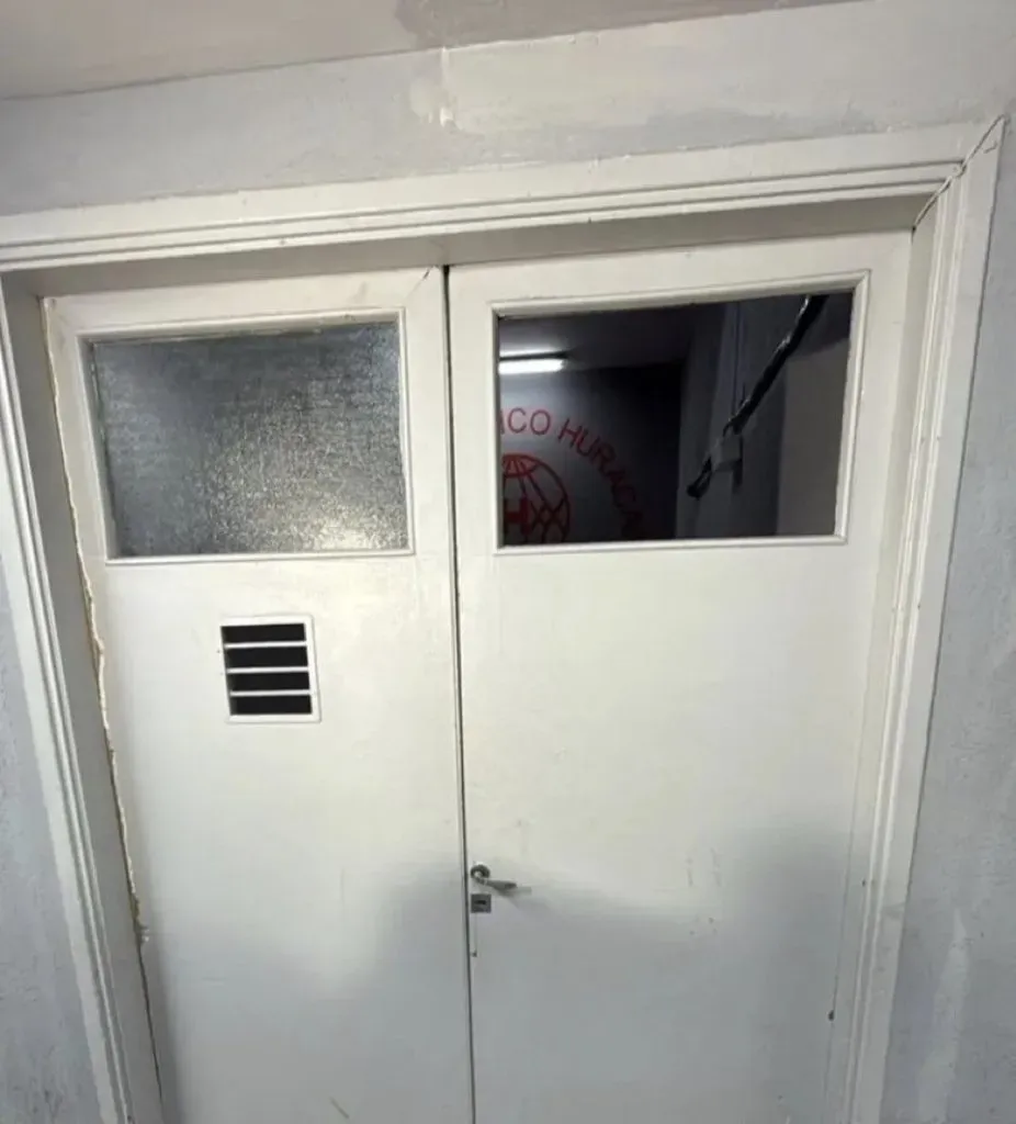 La foto de la puerta del vestuario de Huracán sin el vidrio (TyC Sports)