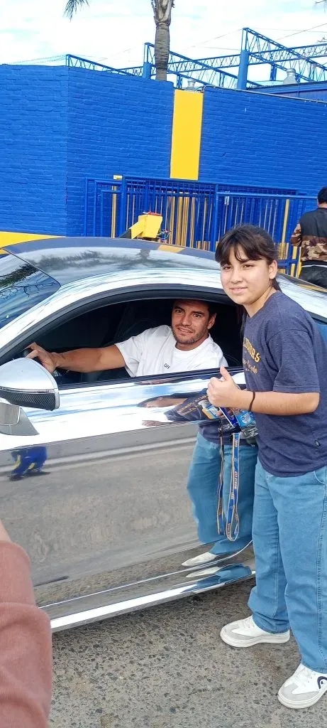 Romero se sacó fotos con hinchas. (@lamitadmas1)