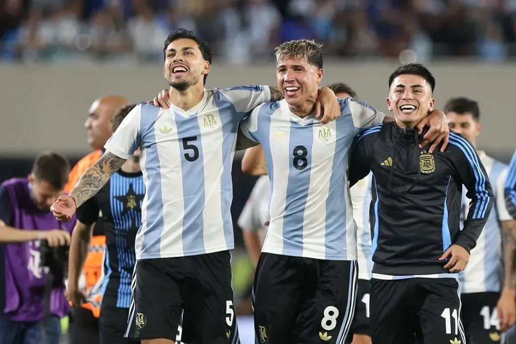 Paredes junto a Enzo Fernández y Thiago Almada en la Selección Argentina )Getty Images)