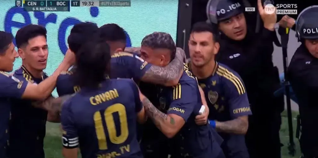 El gesto de Cavani y Paredes con Aguirre en el festejo de gol.