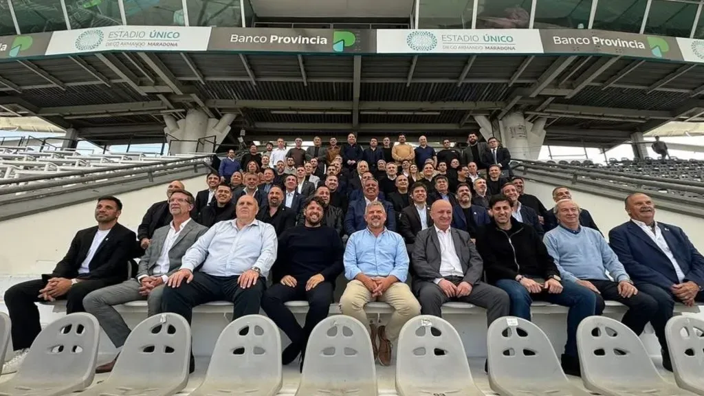 La comisión directiva de AFA posando en el Estadio Único de La Plata. (Instagram)