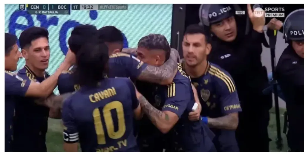 El gesto de Cavani y Paredes con Aguirre en el festejo de gol.