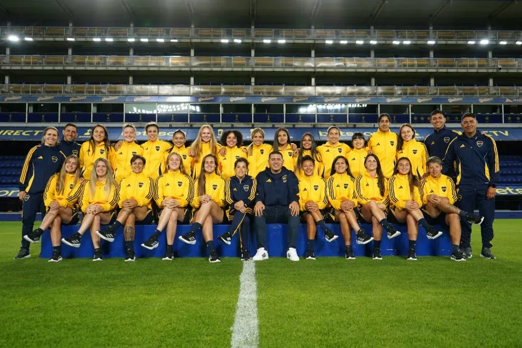 Riquelme con el plantel femenino de Boca. (Boca Oficial)
