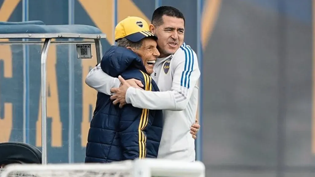 Russo y Riquelme se abrazaron durante uno de los últimos entrenamientos del DT.