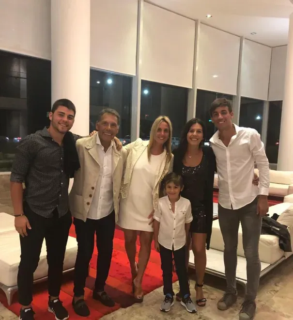 Russo junto a su familia. (Instagram)