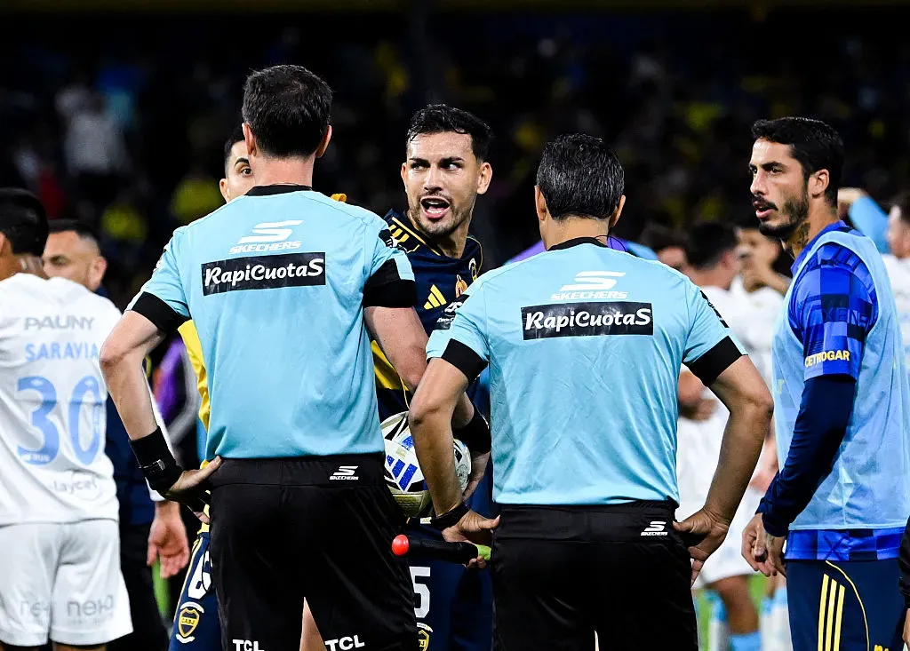 Paredes se fue con bronca por el arbitraje de Dóvalo. (Getty)