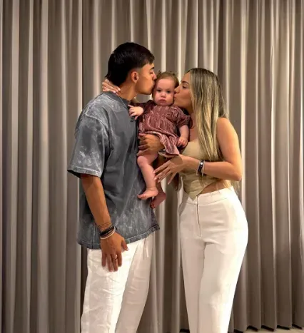 Zeballos, junto a Noelia, su mujer, y Bianca, su hija.