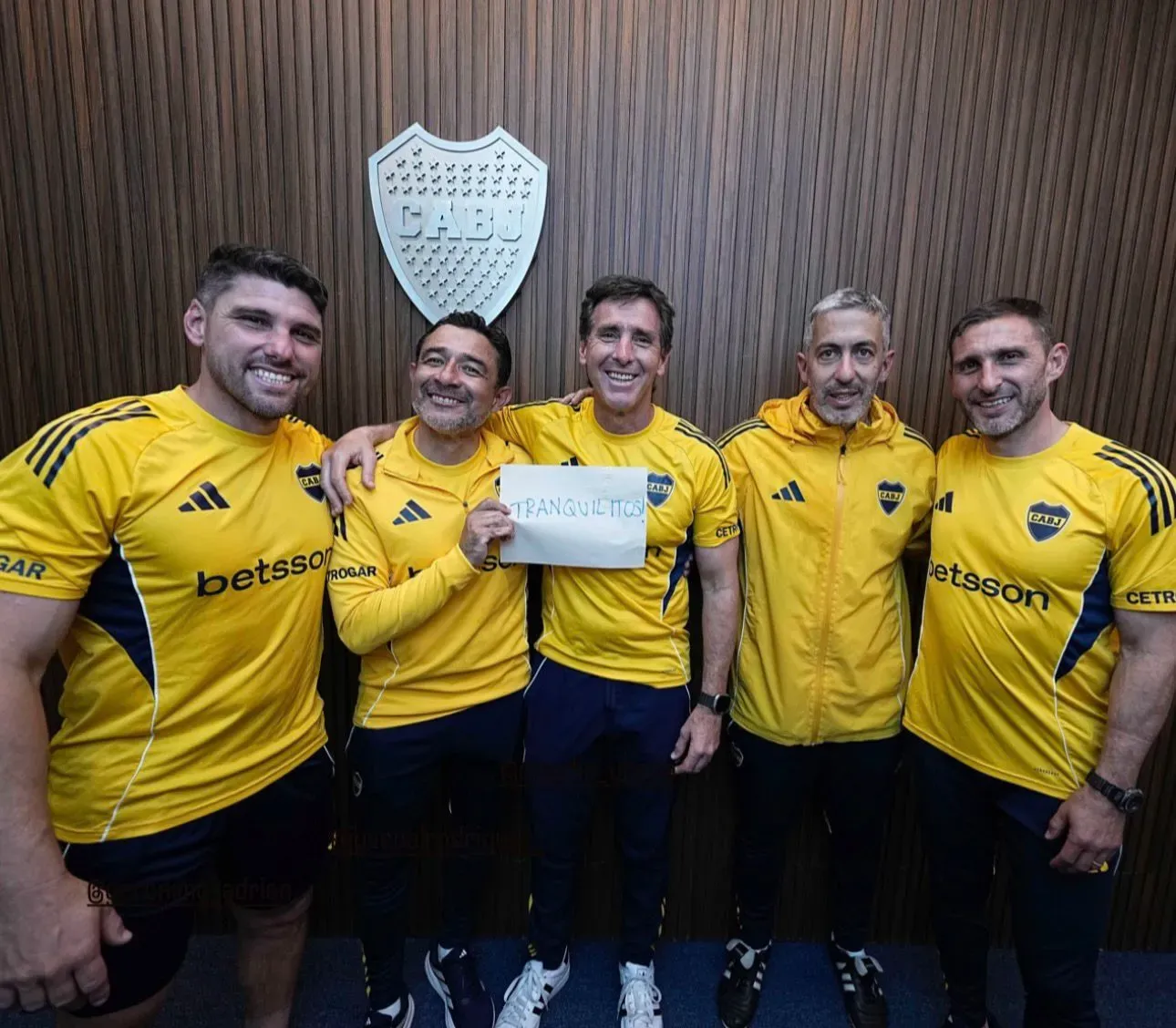 El cuerpo técnico de Russo con su característica frase: “Tranquilitos”. (@javierphotogamma)