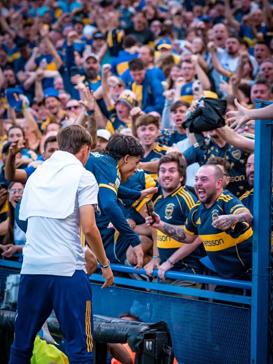 Zeballos fue directo hacia donde estaba Iván Grallinu. (Andrés Arouxet @andresbocafotos)