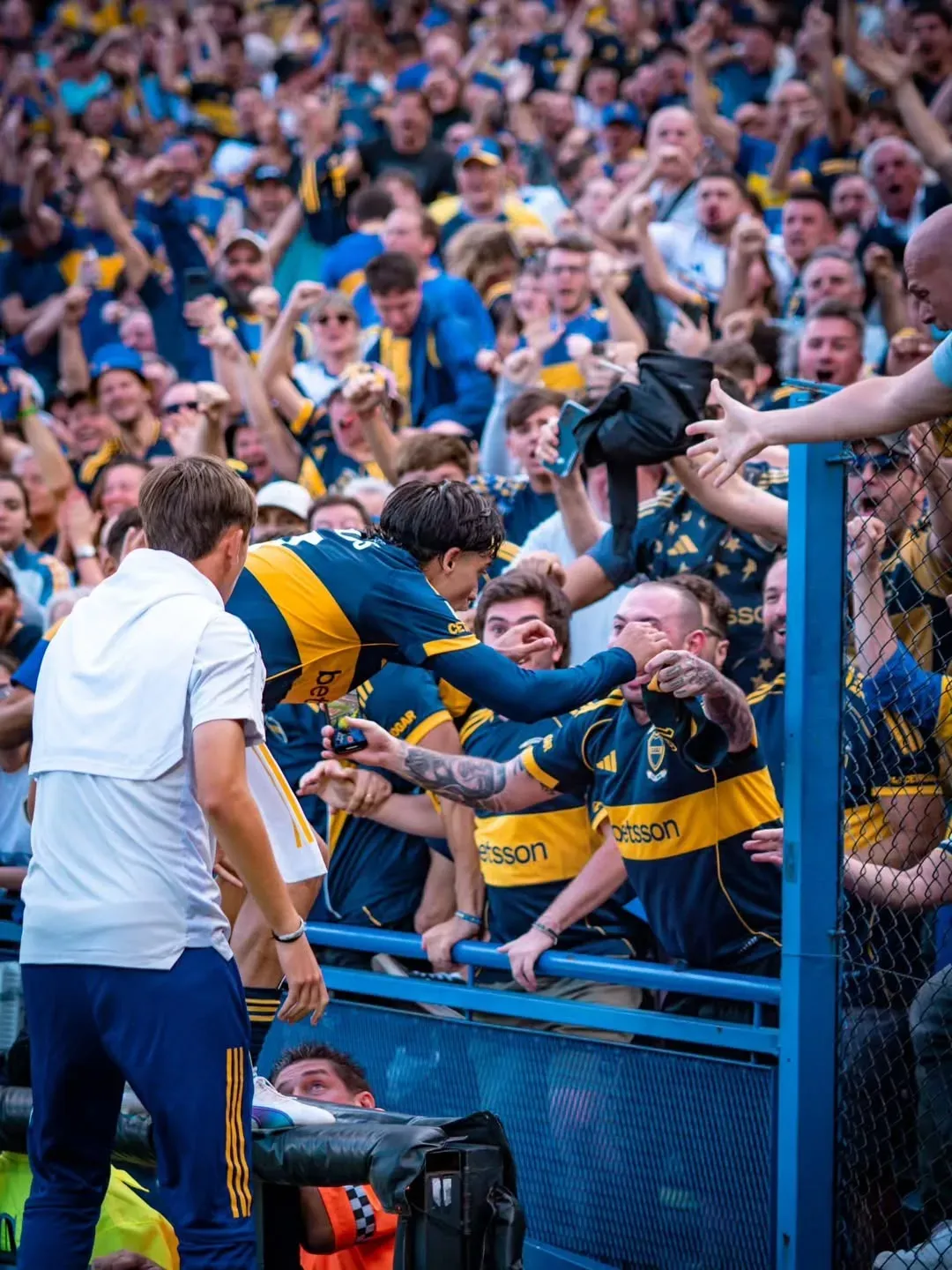 El abrazo de Zeballos con Iván tras el primer gol de Boca. (Andrés Arouxet @andresbocafotos)