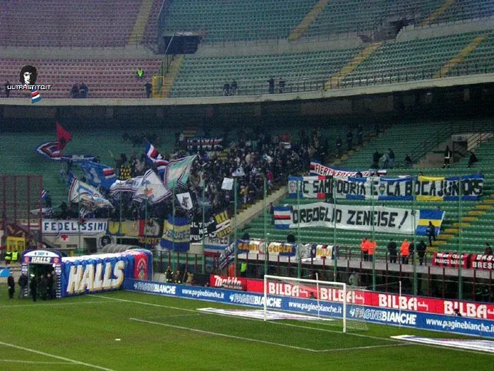 Banderas en alusión a Boca durante un partido de Sampdoria.