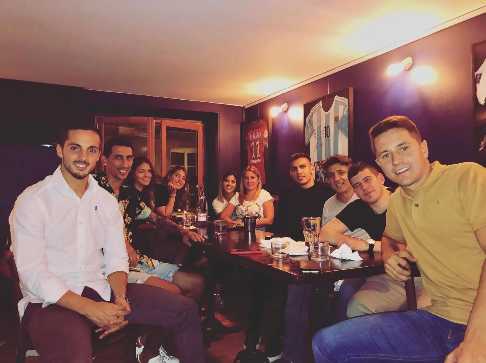 Di María, Paredes y Ander Herrera, juntos en París viendo un partido de Copa de Boca.