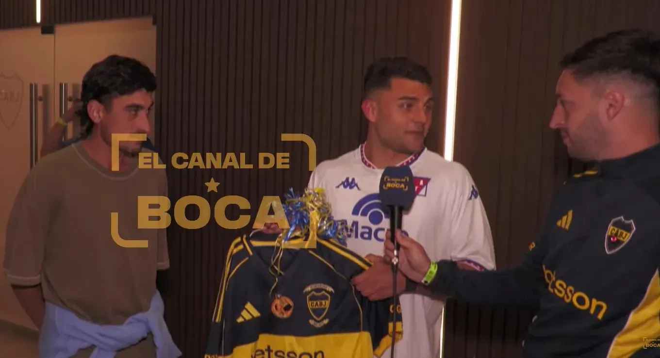 Nacho Russo recibió la camiseta homenaje para Miguel. Foto: El Canal de Boca