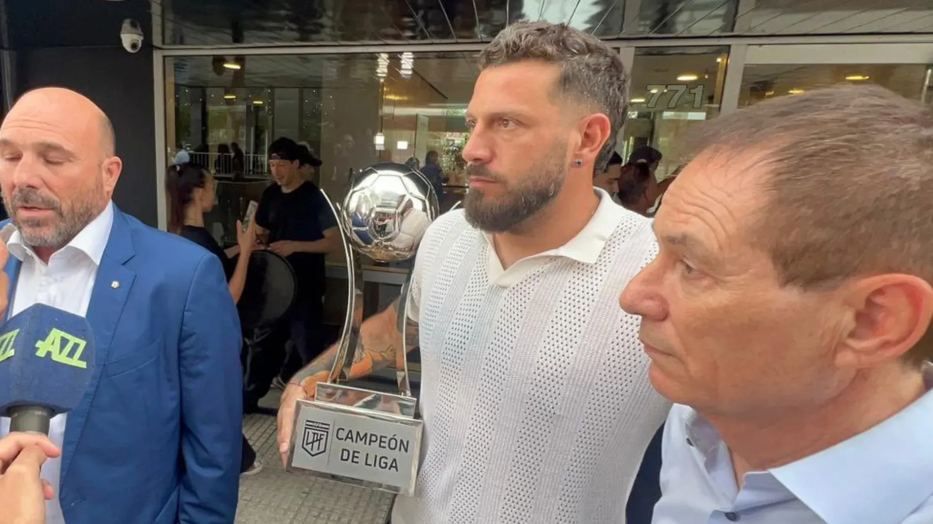 Fatura Broun con el trofeo que ganó Rosario Central.