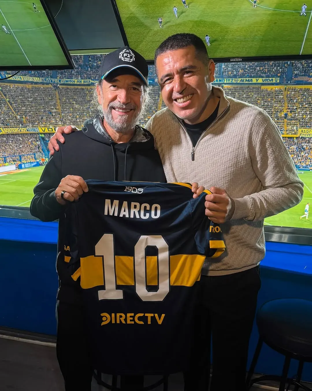 Riquelme y Marco Antonio Solís en La Bombonera. (Boca Oficial)