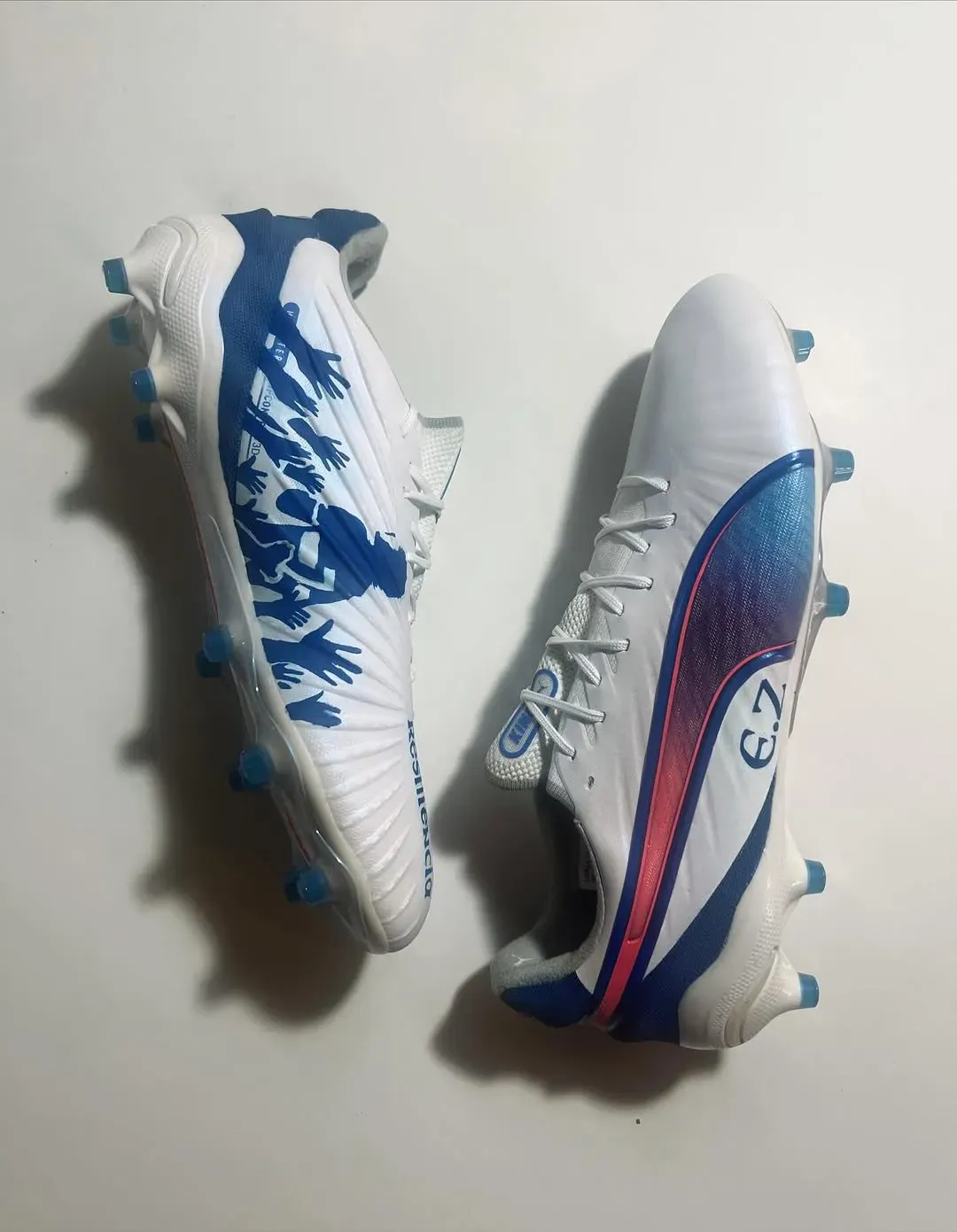 Los botines personalizados para Zeballos. (@inru_xv)