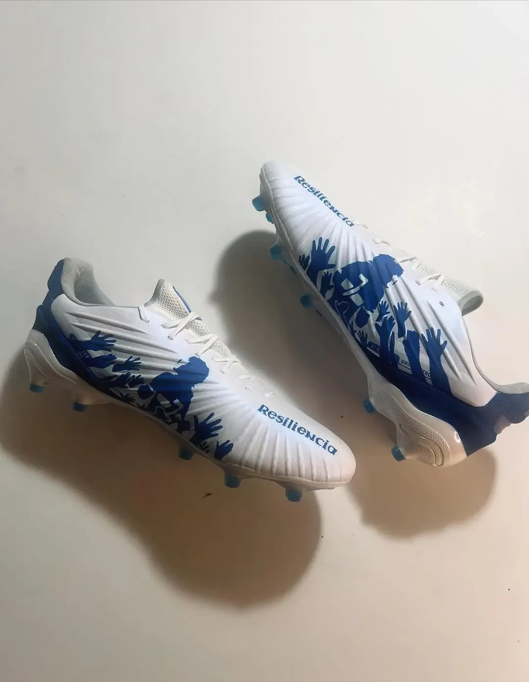 El histórico festejo de Zeballos vs. River plasmado en sus botines. (@inru_xv)