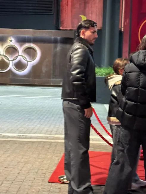 Paredes fue a ver a la Roma. Foto: @ReteSport