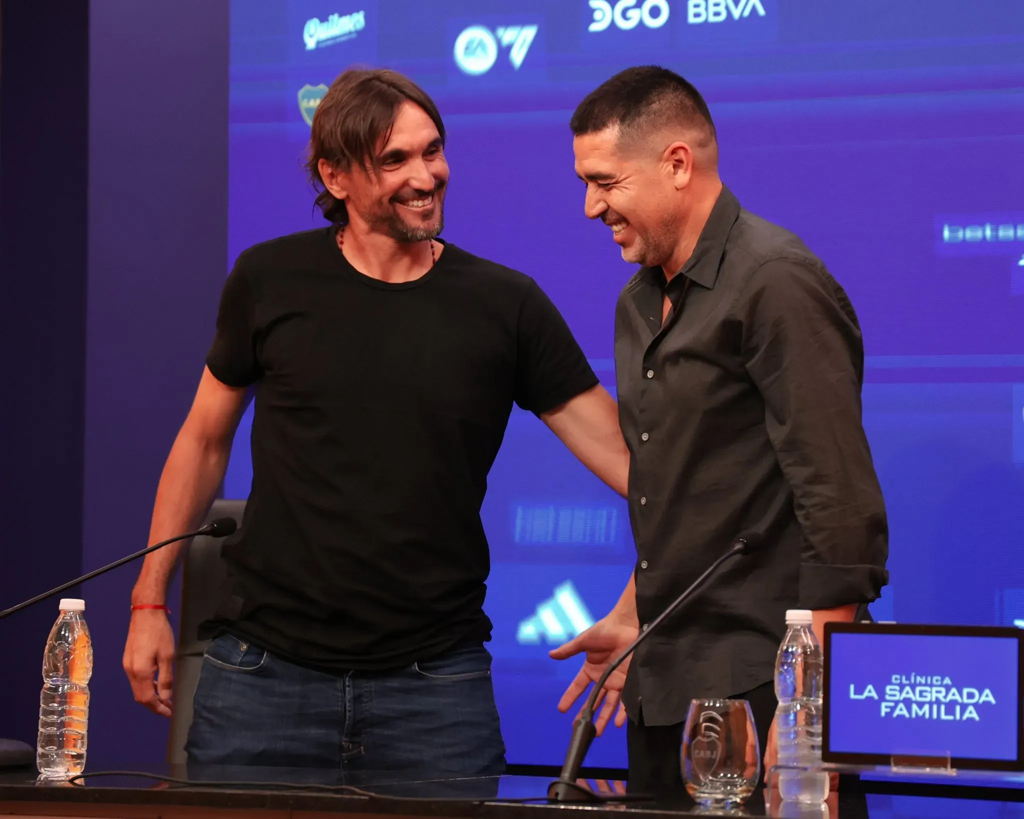Diego Martínez junto a Riquelme en Boca. (Manuel Calabró)