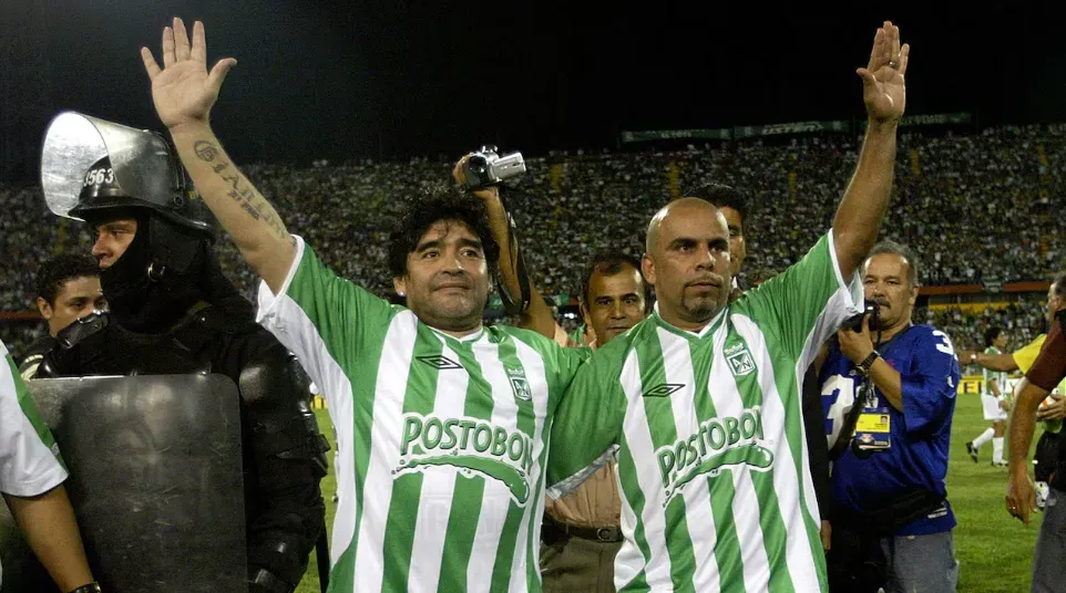 Diego Armando Maradona estuvo presente en la despedida del fútbol de Chicho Serna en 2007. (Archivo)