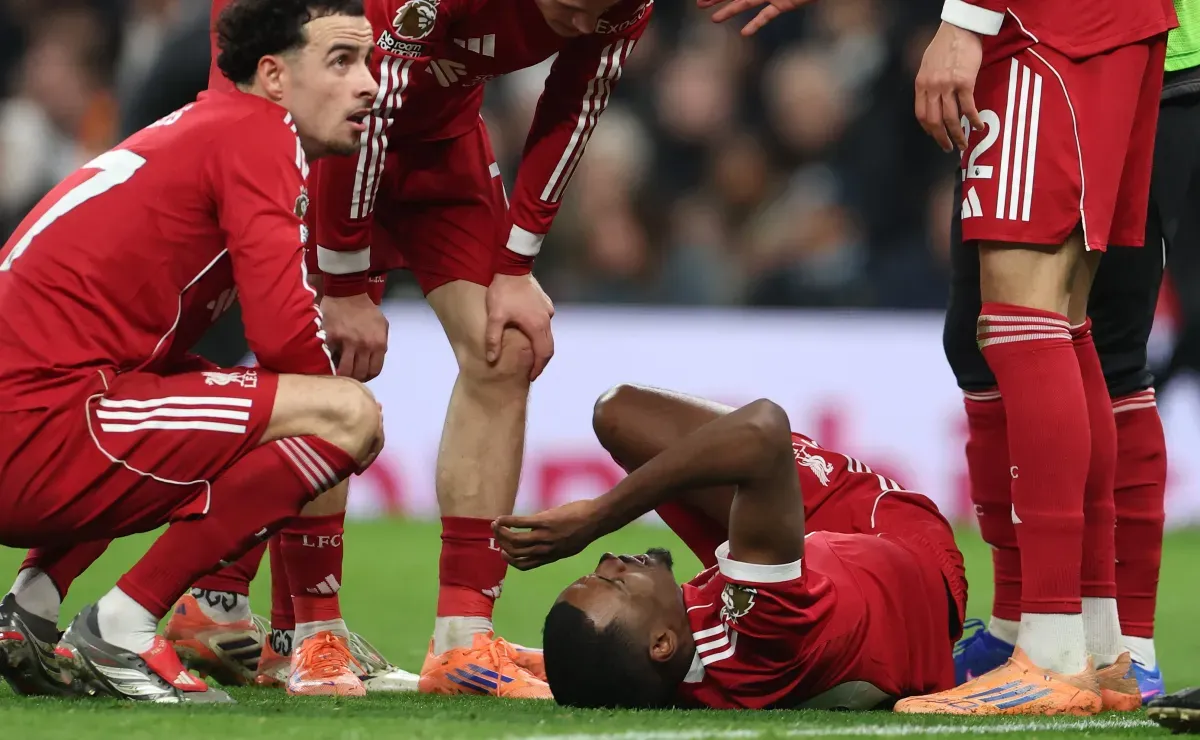 Dura lesión de estrella de Liverpool: Fractura de peroné y 6 meses fuera de las canchas