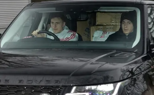 Victor Lindelof andaba con unas cajas