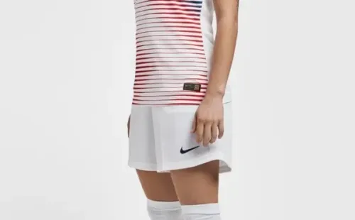 Su Helen Galaz posa con la camiseta alternativa de la Roja Femenina en el Mundial de Francia.